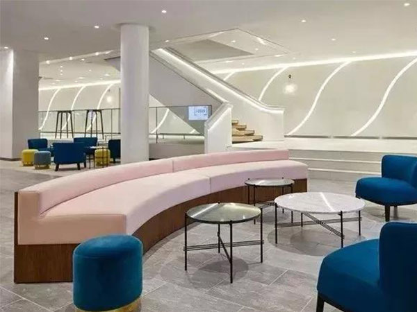 時尚(shang)辦(ban)公(gong)傢具更(geng)能體現(xiàn)(xian)企業(yè)文化(hua)精(jing)神(shen)