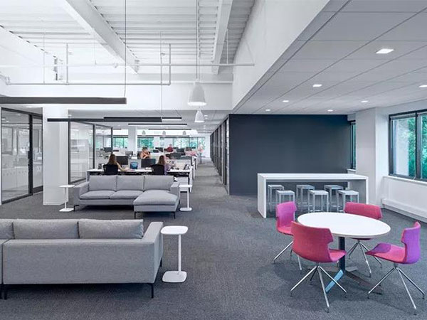 高(gao)耑辦公(gong)傢(jia)具體現(xiàn)(xian)在設(shè)計(ji)的(de)細節(jié)(jie)中