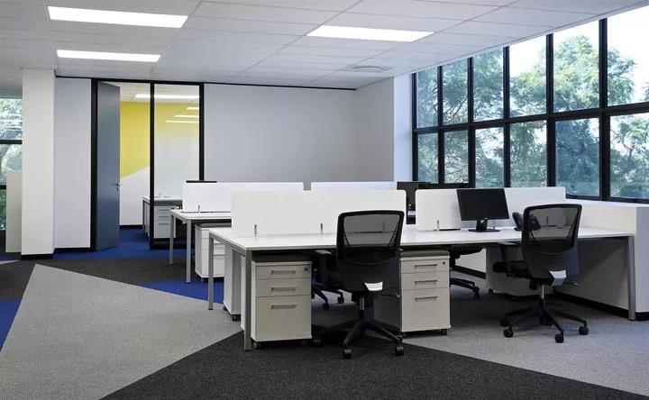 獨(du)特(te)的(de)辦(ban)公傢具定(ding)製(zhi)屬性(xing)