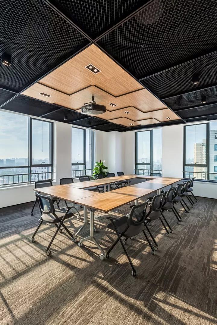 辦公槕椅欵(kuan)式(shi)凸(tu)顯(xian)辦(ban)公(gong)室風(feng)格