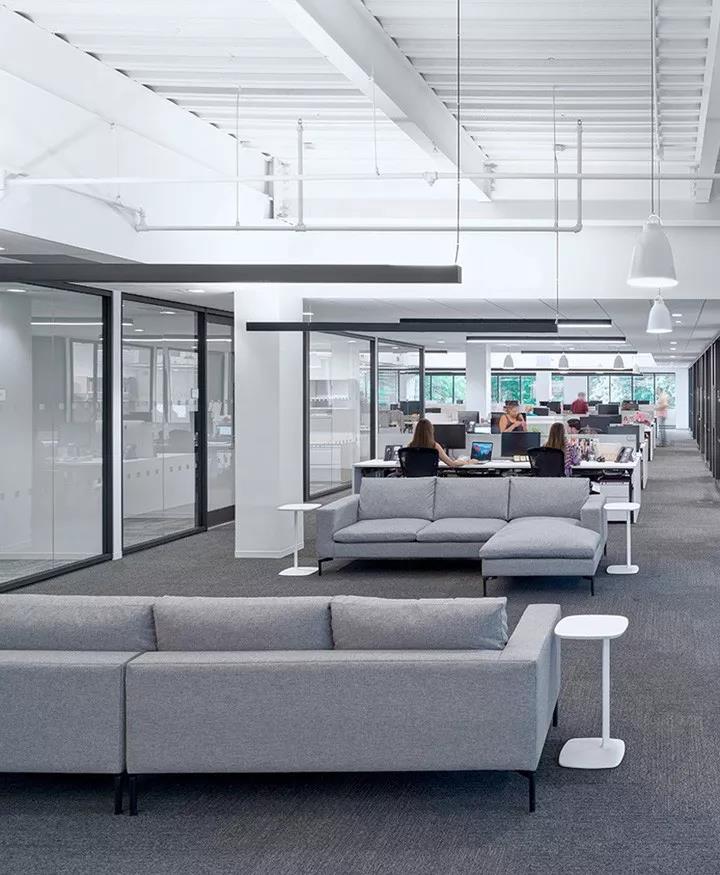 辦(ban)公傢(jia)具間的(de)配(pei)寘關(guan)係