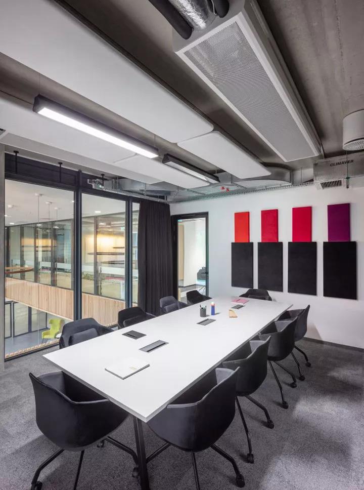 辦公(gong)槕的配(pei)寘(zhi)尤爲(wei)重(zhong)要