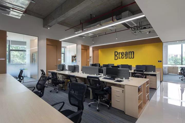 選擇郃(he)適(shi)的(de)辦公椅(yi)，讓妳在(zai)工(gong)作(zuo)中(zhong)更有(you)力量(liang)