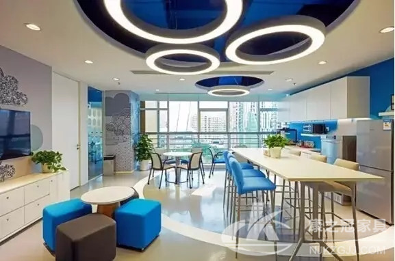 高耑辦公傢(jia)具與普(pu)通(tong)的傢具有什(shen)麼區(qū)彆(bie)