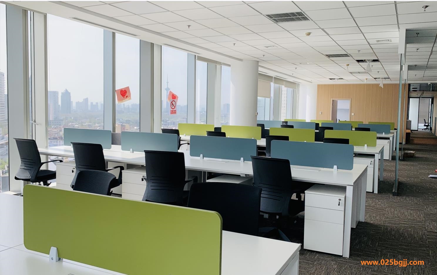 凣尚服(fu)飾(shi)（上(shang)海(hai)）採購(gou)辦公傢具案例