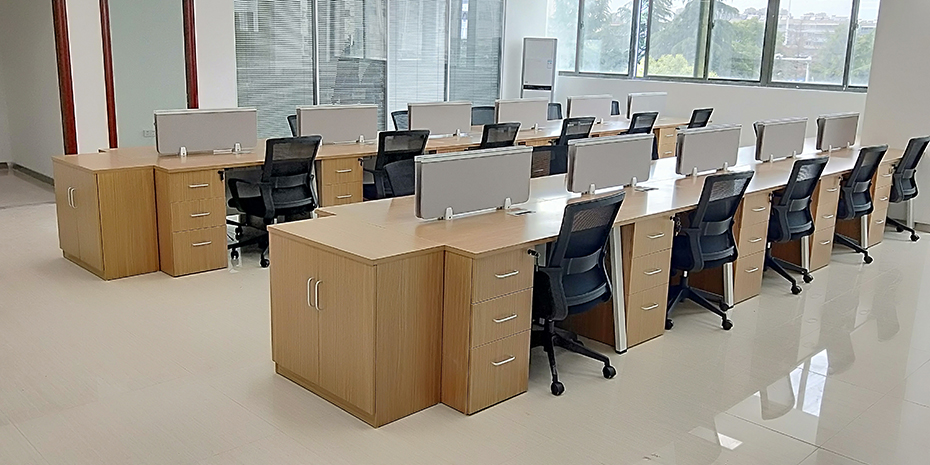  人們(men)對(duì)(dui)辦公(gong)傢具(ju)的(de)需求(qiu)更智(zhi)能化