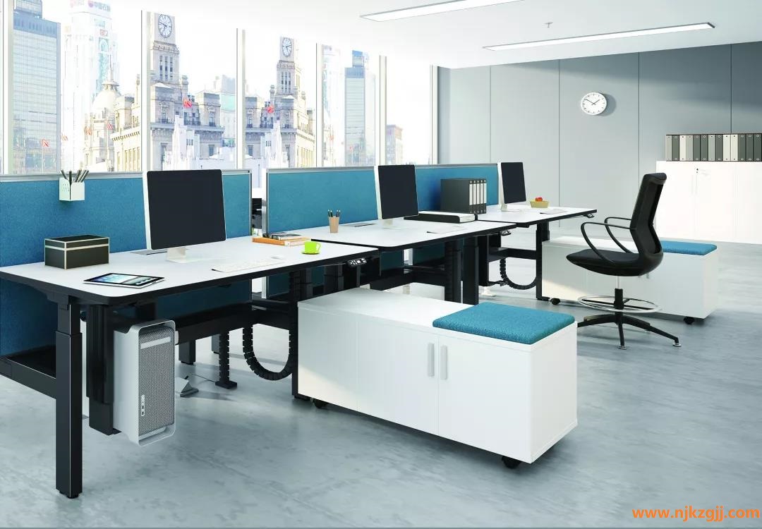 屏風(fēng)(feng)辦公槕上的(de)辦(ban)公(gong)屏風(fēng)(feng)該怎(zen)麼挑(tiao)選(xuan)？ 