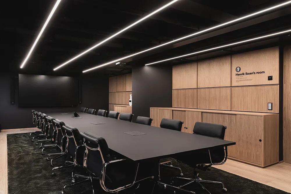 理想(xiang)的辦公環(huán)境少(shao)不了簡約(yue)辦(ban)公槕(zhuo)椅